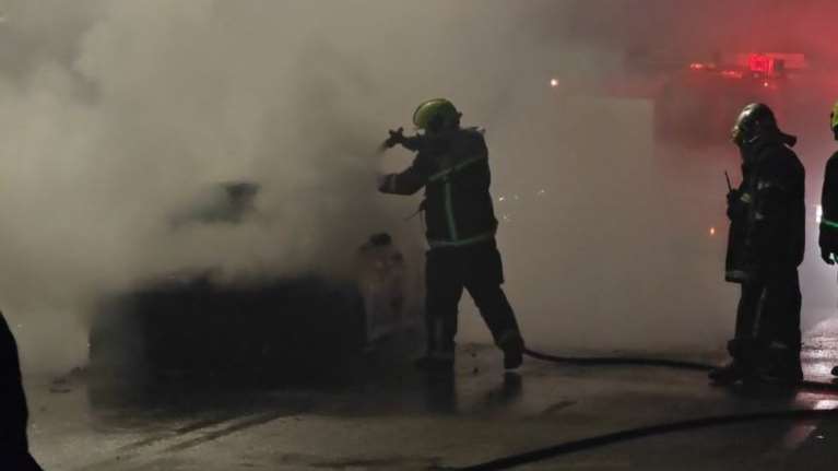 Παγκράτι: Φωτιά πήραν δύο ΙΧ - Διακοπή κυκλοφορίας στη Σπύρου Μερκούρη [βίντεο]