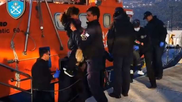 Ναυάγιο στη Σάμο: Βίντεο από τη διάσωση 18 μεταναστών - Αγνοούνται τέσσερις