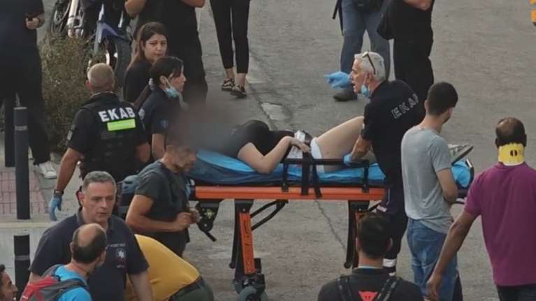 Πειραιάς: Νέες εικόνες μετά τη σύγκρουση τραμ με λεωφορείο - Πανικός και τραυματίες [βίντεο]