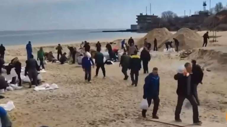 Πόλεμος στην Ουκρανία: Πολίτες στην Οδησσό οχυρώνουν την πόλη με σακιά άμμο και τραγούδια Bon Jovi [βίντεο]