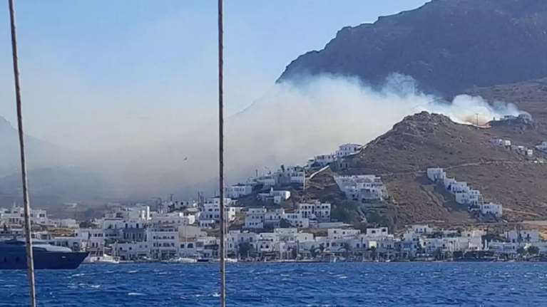 Φωτιά στη Σέριφο: Εφιαλτική νύχτα και σκληρή μάχη για να τεθεί υπό έλεγχο - Ζημιές σε σπίτια, αποθήκες και εκκλησίες
