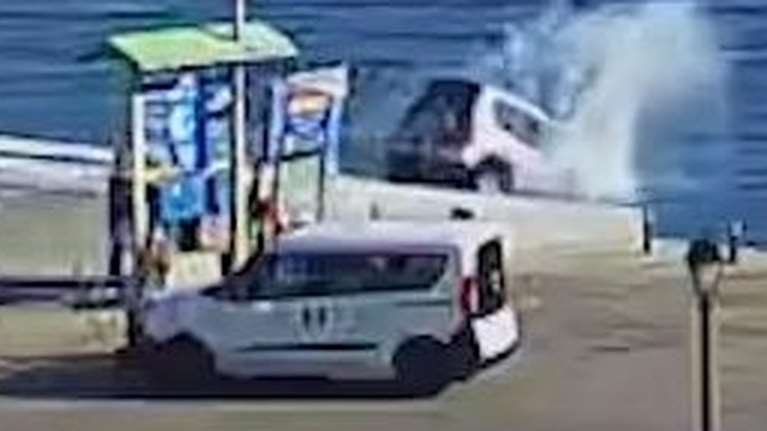 Βίντεο ντοκουμέντο: Η βουτιά θανάτου του 37χρονου με το αμάξι του στο λιμάνι Αργοστολίου