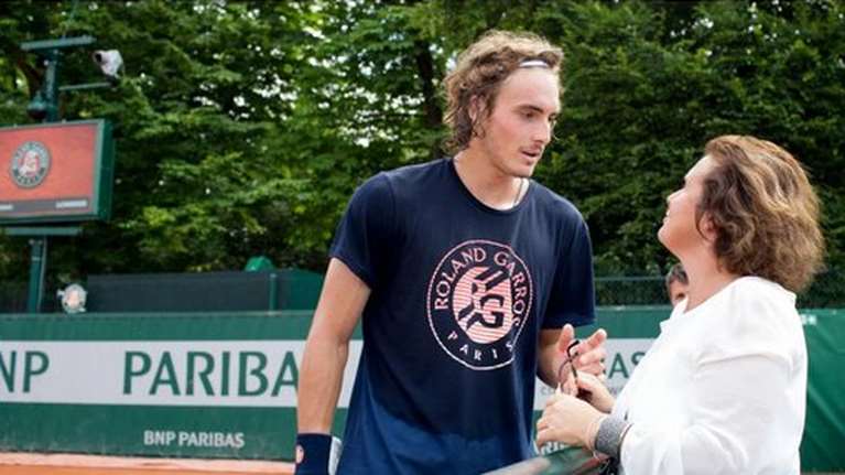 Δείτε τη μητέρα του Τσιτσιπά να φτιάχνει τζατζίκι και τον Στέφανο σε ρόλο...κριτή MasterChef! [Βίντεο]