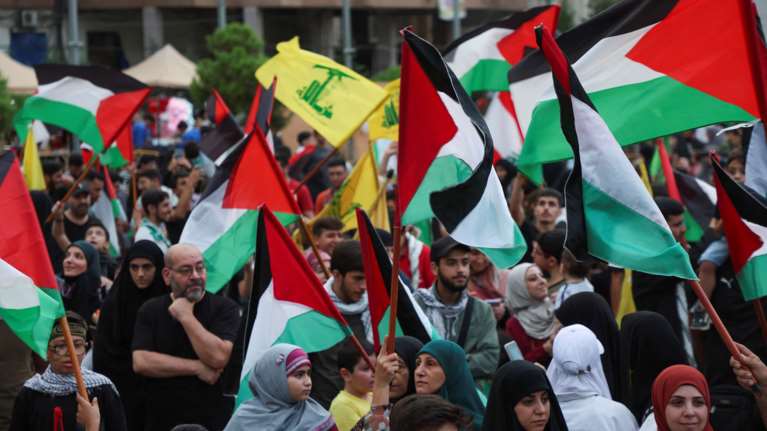 &quot;Βράζει&quot; η Μέση Ανατολή: Στο πλευρό της Παλαιστίνης με μαζικές διαδηλώσεις ο αραβικός κόσμος [εικόνες]