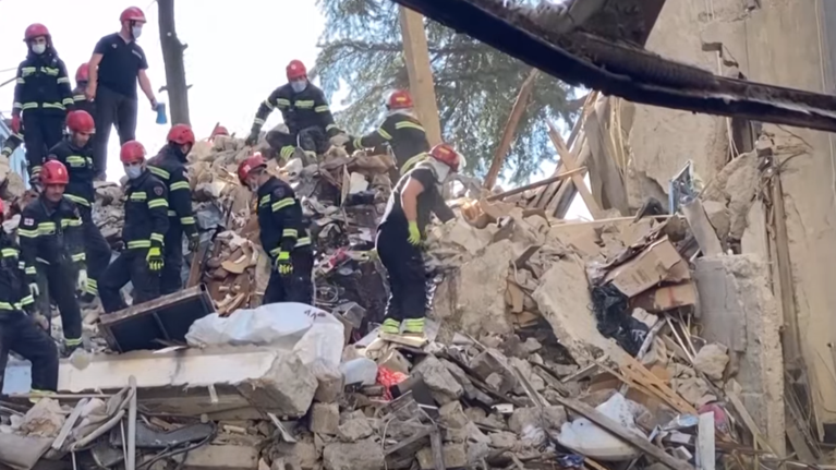 Κατάρρευση κτιρίου στη Γεωργία: Παγιδευμένοι στα συντρίμμια 15 άνθρωποι - Μάχη με τον χρόνο από τους διασώστες [βίντεο]