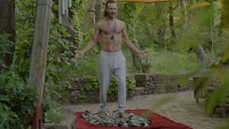 Θανάσης Ευθυμιάδης: Περπάτησε σε σπασμένα γυαλιά με γυμνά πόδια [Βίντεο]