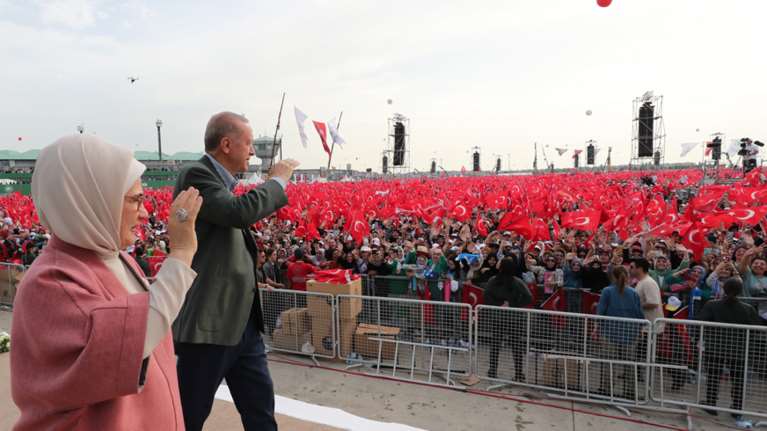 Τα δίνει όλα o Ερντογάν για τις εκλογές: 25% αύξηση σε μισθούς και συντάξεις του Δημοσίου