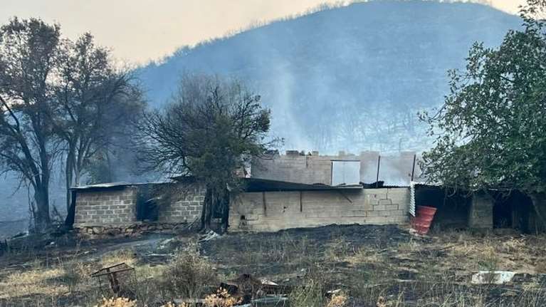 Υπό έλεγχο η πυρκαγιά στη Μακρακώμη - Σώθηκαν σπίτια, κάηκαν ποιμνιοστάσια με ζώα [εικόνες]