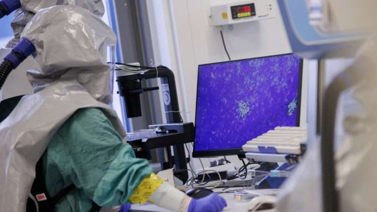 Εμβόλια: Λιγότερες λοιμώξεις και νοσηλείες εμβολιασμένων με Moderna σε σχέση με το Pfizer