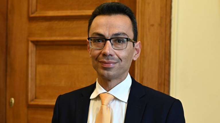 Ο καθηγητής διεθνούς πολιτικής Σωτήρης Σέρμπος σε θέση συμβούλου στο ΠΑΣΟΚ-ΚΙΝΑΛ