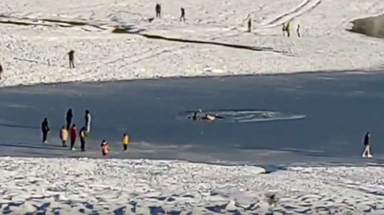 Επικίνδυνος περίπατος στην παγωμένη λίμνη Πλαστήρα: Εσπασε ο πάγος και βρέθηκαν στο νερό [βίντεο]