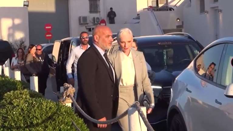 Στη Σαντορίνη η μητέρα του Έλον Μασκ υπό δρακόντεια μέτρα ασφαλείας - Διεθνούς φήμης μοντέλο και διδάκτωρ διαιτολογίας