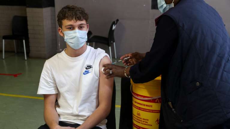 Πράσινο φως από το FDA για τρίτη δόση Pfizer σε 16χρονους και 17χρονους