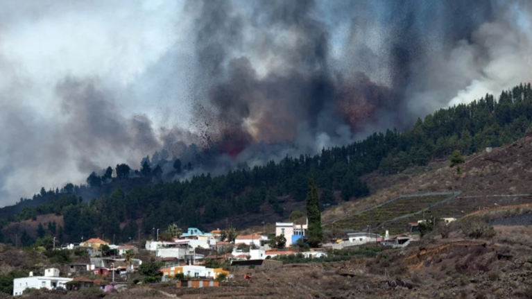Συναγερμός στην Ισπανία: Η έκρηξη του ηφαιστείου τρομοκρατεί τη νήσο Λα Πάλμα στα Κανάρια - Στην περιοχή ο Σάντσεθ [βίντεο]
