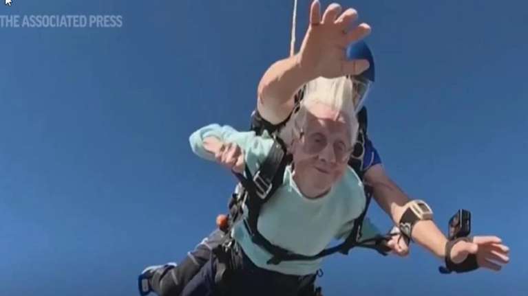 Πέθανε η γιαγιά 104 ετών που έκανε ελεύθερη πτώση από τα 4.100 μέτρα πριν επτά ημέρες