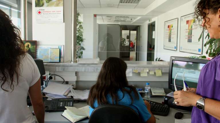 Πώς η ΕΛΣΤΑΤ &quot;εξαφάνισε&quot; 180.000 άνεργους τον Μάρτιο - Στατιστικά παχνίδια με την ανεργία