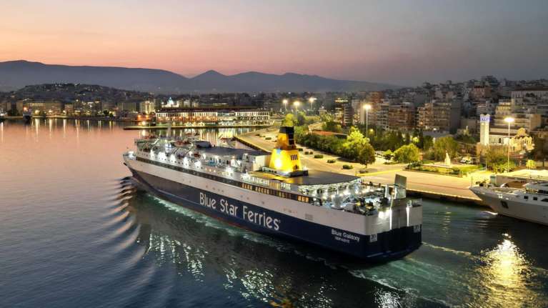 Στο λιμάνι του Πειραιά επιστρέφει το πλοίο &quot;Blue Galaxy&quot; λόγω μηχανικής βλάβης