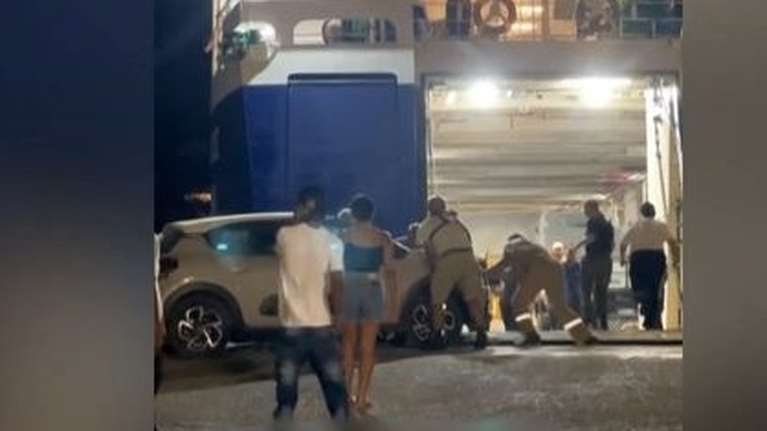 Παραλίγο ατύχημα στην Άνδρο: Το πλοίο έφυγε ξαφνικά, έσπρωχναν ΙΧ από τον καταπέλτη, επιβάτες έτρεχαν να μπουν