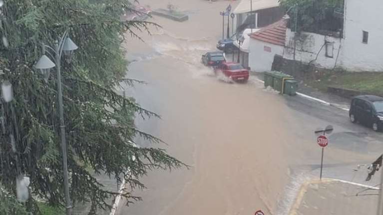 Ηρθε το κύμα κακοκαιρίας: Σφοδρές καταιγίδες σε Θεσσαλονίκη και Χαλκιδική - &quot;Πνίγηκε&quot; ο Πολύγυρος [Βίντεο]