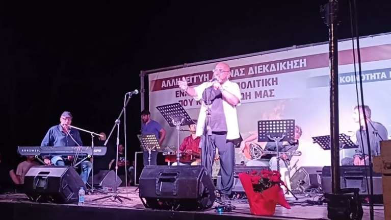 Γιάννης Ζουγανέλης: Συγκίνησε σε συναυλία για τον πυρόπληκτο Βαρνάβα - Έχασε και ο ίδιος το σπίτι του στη φωτιά [βίντεο]