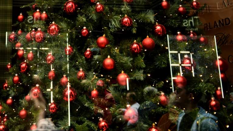 Εορταστικό ωράριο: Πώς θα λειτουργήσουν σήμερα τα καταστήματα