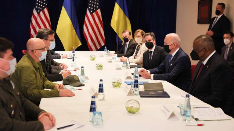 Πόλεμος στην Ουκρανία: Συνάντηση Μπάιντεν με ουκρανούς υπουργούς στη Βαρσοβία [εικόνες]