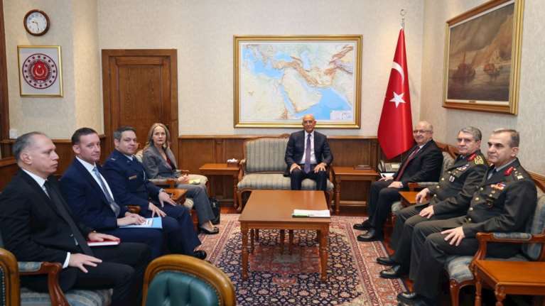 "Πρεσβευτής ή αποικιακός κυβερνήτης;": Σάλος στην Τουρκία για φωτογραφία του πρέσβη τvν ΗΠΑ στο υπ. Άμυνας