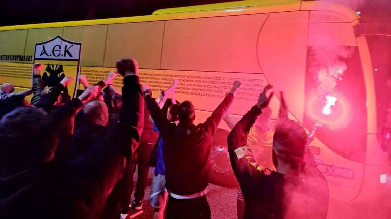 AEK: Αποθεωτική υποδοχή στα διόδια για τους νταμπλούχους Ελλάδας [εικόνες - βίντεο]