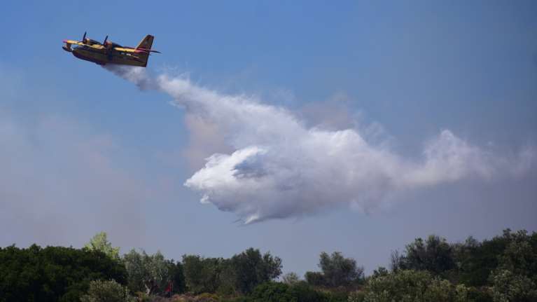 Πυρκαγιά στην Τζια: Επιτόπου επίγειες και εναέριες δυνάμεις της Πυροσβεστικής