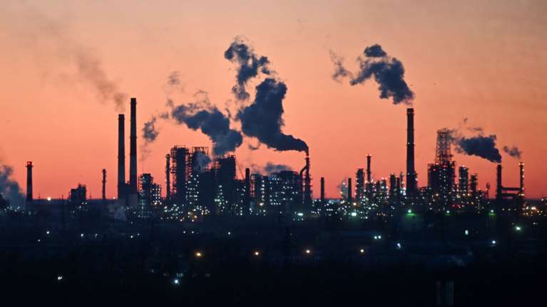 FT: Η Σαουδική Αραβία είναι διατεθειμένη να αυξήσει την παραγωγή πετρελαίου αν μειωθεί αυτή της Ρωσίας