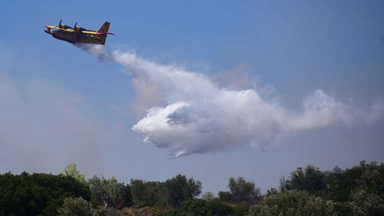 Φωτιά στα Μέθανα: Καίει κοντά σε οικισμό - Σηκώθηκαν δύο πυροσβεστικά αεροσκάφη