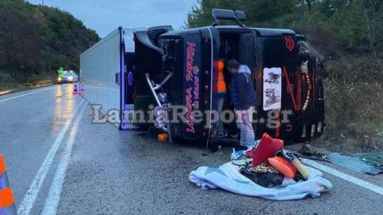 Σφοδρή κακοκαιρία: Έπεσε βράχος πάνω σε φορτηγό στη Λαμία [εικόνες - βίντεο]