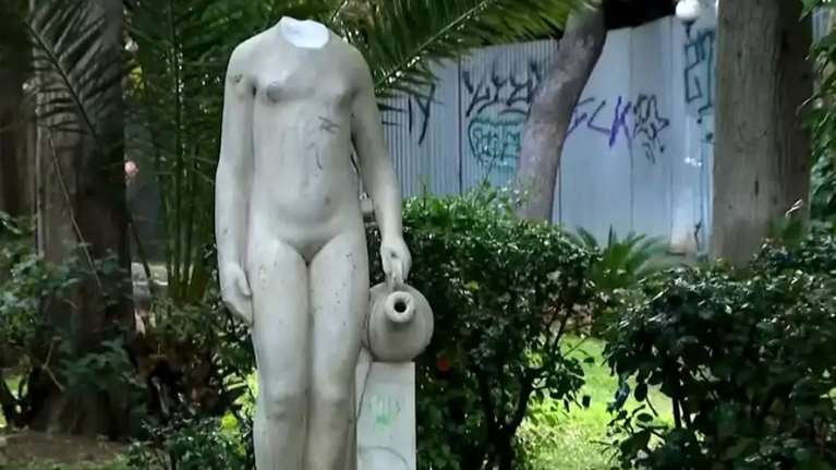 Αποκεφάλισαν γνωστό άγαλμα στο κέντρο της Αθήνας [βίντεο]