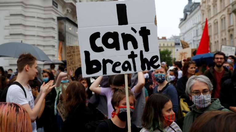 Πρωτοφανές αντιρατσιστικό ξέσπασμα στη Βιέννη με πάνω από 50.000 διαδηλωτές [εικόνες]