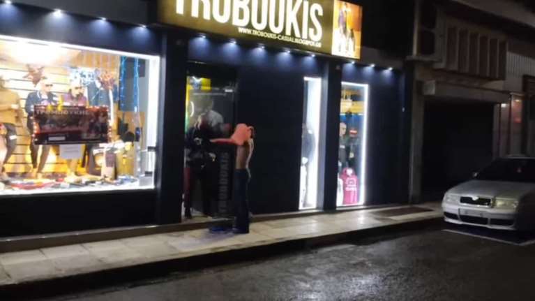 Click away: Ποια παπούτσια; Στο Αγρίνιο δοκιμάζουν ακόμη και... παντελόνια στο πεζοδρόμιο [βίντεο]