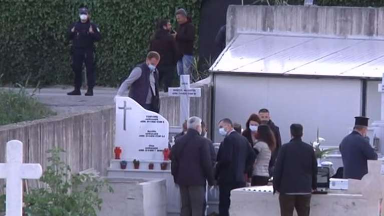 Πάτρα: Ανοιξαν τον τάφο της Τζωρτζίνας για να πάρουν το τάμπλετ - Με εισαγγελέα και ιερέα [Βίντεο]