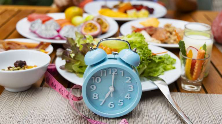 Τα υπέρ και τα κατά της διαλειμματικής δίαιτας: Νέα έρευνα αποκαλύπτει τα οφέλη και τους κινδύνους