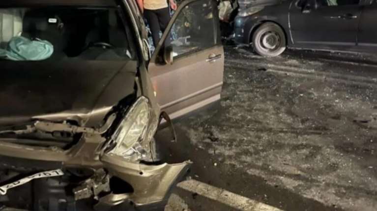 Τροχαίο στη Σαντορίνη: Νεκρή η 44χρονη συνοδηγός, σοβαρά τραυματίας η 27χρονη κόρη της που οδηγούσε [εικόνες]