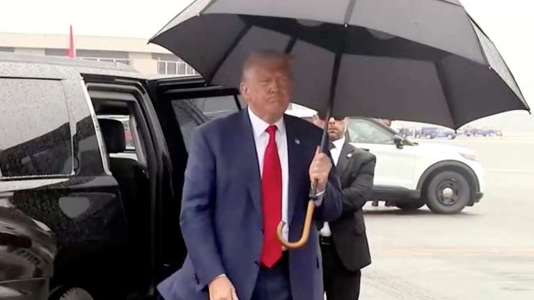 ΗΠΑ: Αρνείται τις κατηγορίες για συνωμοσία ο Τραμπ - Κάνει λόγο για πολιτική δίωξη