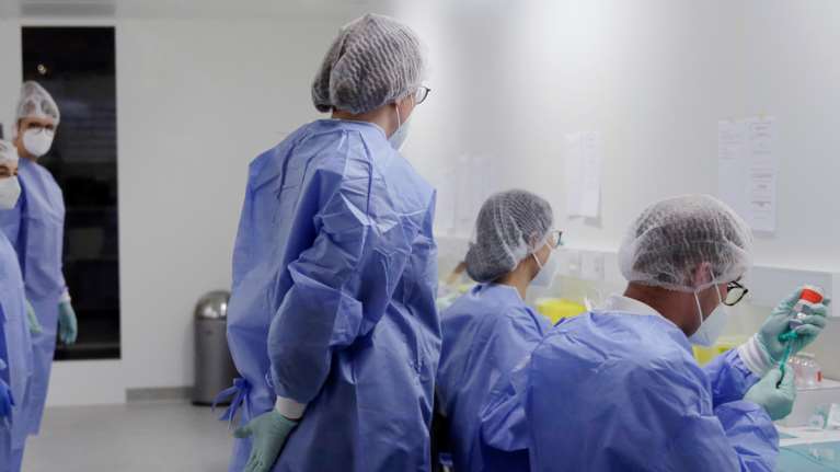 Στον κλοιό της πανδημίας ο κόσμος και το 2021: Ελπίδες με το εμβόλιο αλλά ανησυχία για το τρίτο κύμα - Τι συμβαίνει ανά χώρα