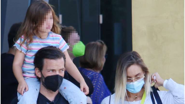 Μικρή fashionista η Αλεξάνδρα Μαροσούλη: Η εμφάνιση με τζιν και ροζ sneakers σε εμπορικό κέντρο