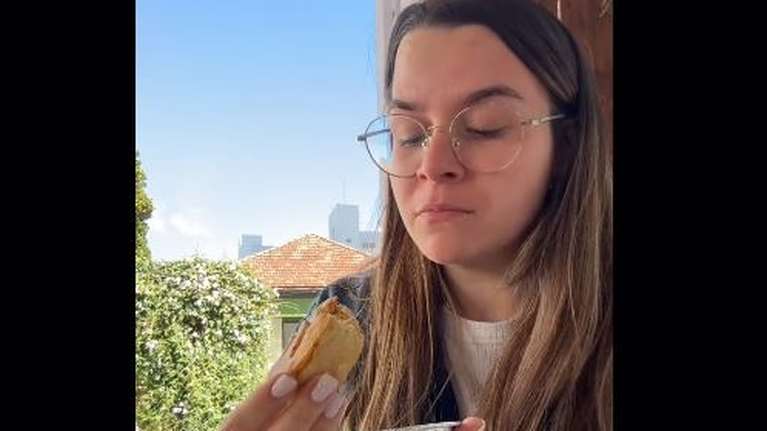 Viral η γυναίκα που τρώει το τελευταίο γεύμα που της άφησε η μητέρα της πριν πεθάνει - Το συγκινητικό βίντεο