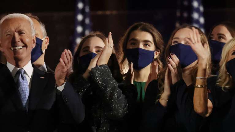 Ανάλυση Forbes: Γιατί οι μηνύσεις του Τραμπ δεν θα αλλάξουν το εκλογικό αποτέλεσμα