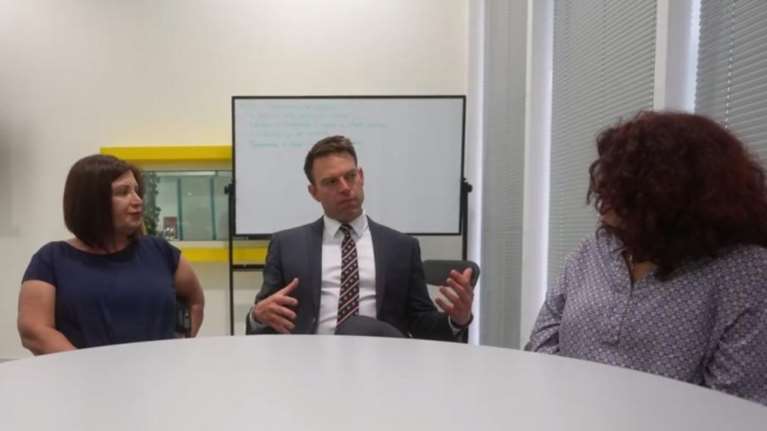 Ο Στέφανος Κασσελάκης συνάντησε τις μητέρες της Ερατούς και της Σοφίας - Όσα συζήτησαν για τις γυναικοκτονίες [βίντεο]