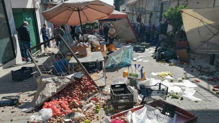 Πανικός σε λαϊκή της Καλαμπάκας: Παρέσυρε με το αυτοκίνητο τη γυναίκα του - Τραυμάτισε άλλα δύο άτομα