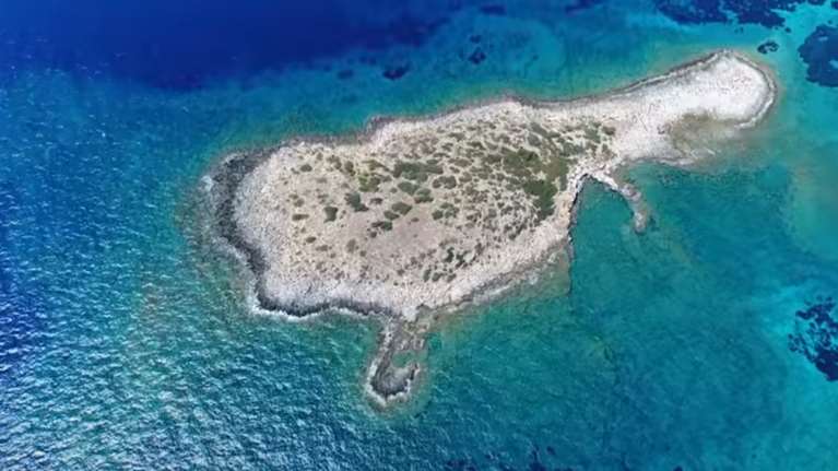 Το νησάκι στην Πελοπόννησο που είναι... δίδυμο αδελφάκι της Κύπρου [βίντεο]