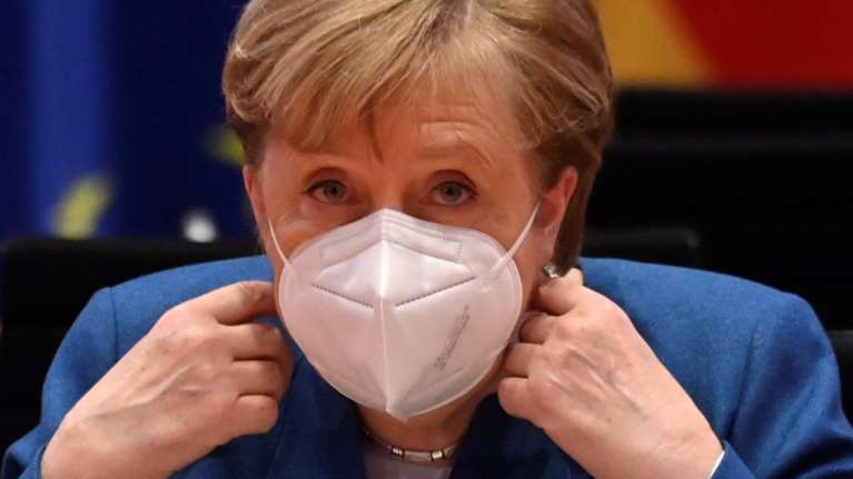 Μέρκελ: &quot;Ξυπνάω μέσα στη νύχτα γιατί σκέφτομαι την πανδημία&quot; - Οι γκρίζες τρίχες στα μαλλιά της