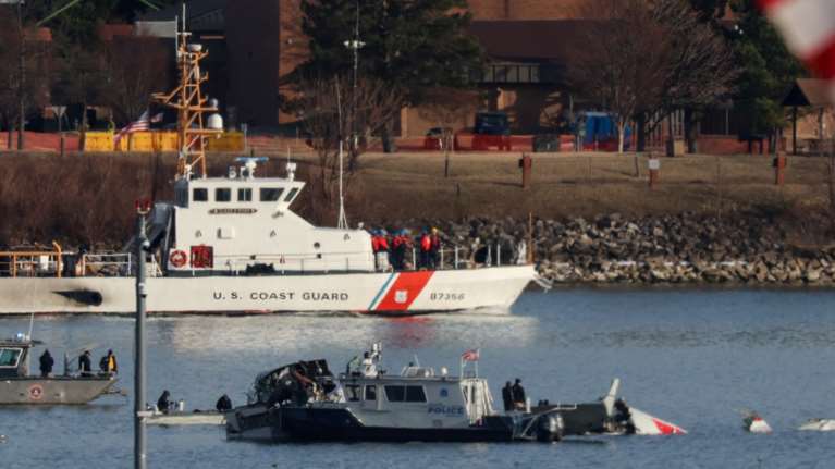 Σύγκρουση αεροσκαφών στην Ουάσινγκτον: Ανακτήθηκαν τα μαύρα κουτιά - Ο Τραμπ κατηγορεί τον Μπάιντεν και τη... διαφορετικότητα