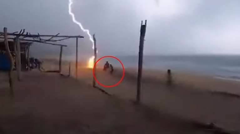 Τραγωδία στο Μεξικό: Κεραυνός χτυπά και σκοτώνει δύο ανθρώπους σε παραλία - Σοκαριστικό βίντεο