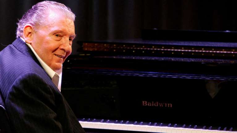 Πέθανε ο Τζέρι Λι Λιούις στα 87 του: Ο πρωτοπόρος του rock n&#39; roll, το θρυλικό &quot;Great Balls of Fire&quot; και τα σκάνδαλα